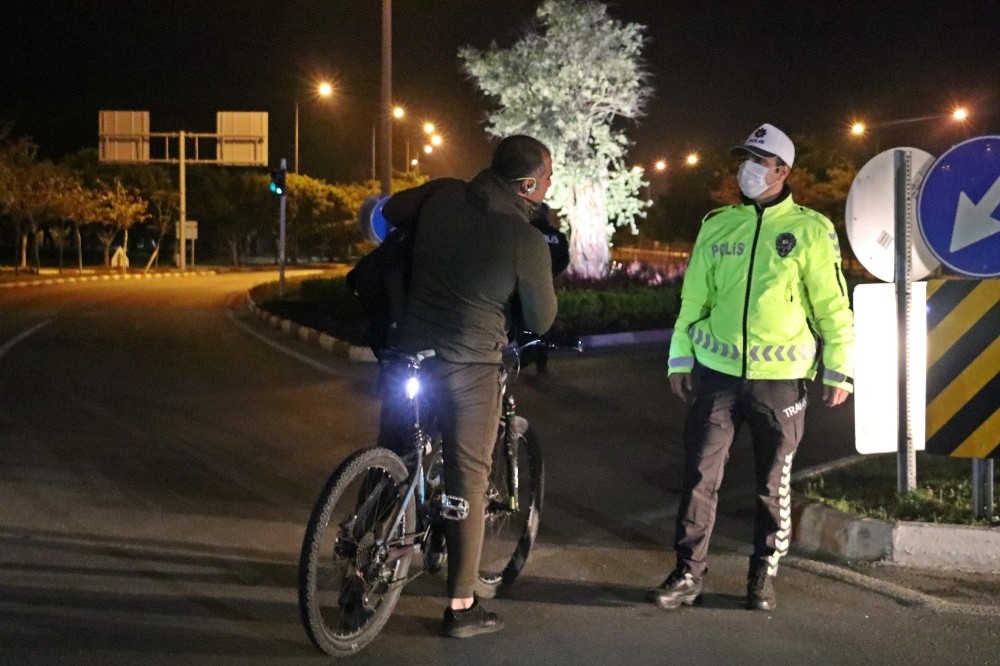 Kısıtlamanın ilk dakikalarında sokakta olan vatandaşlar polis tarafından evlerine gönderildi 