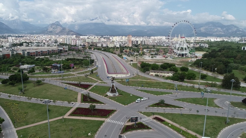 Kısıtlamanın ilk gününde Antalya’da sessizlik hakim 