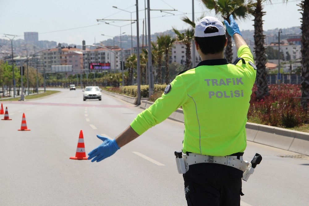 Kısıtlamanın ilk gününde İzmir polisi göz açtırmadı 
