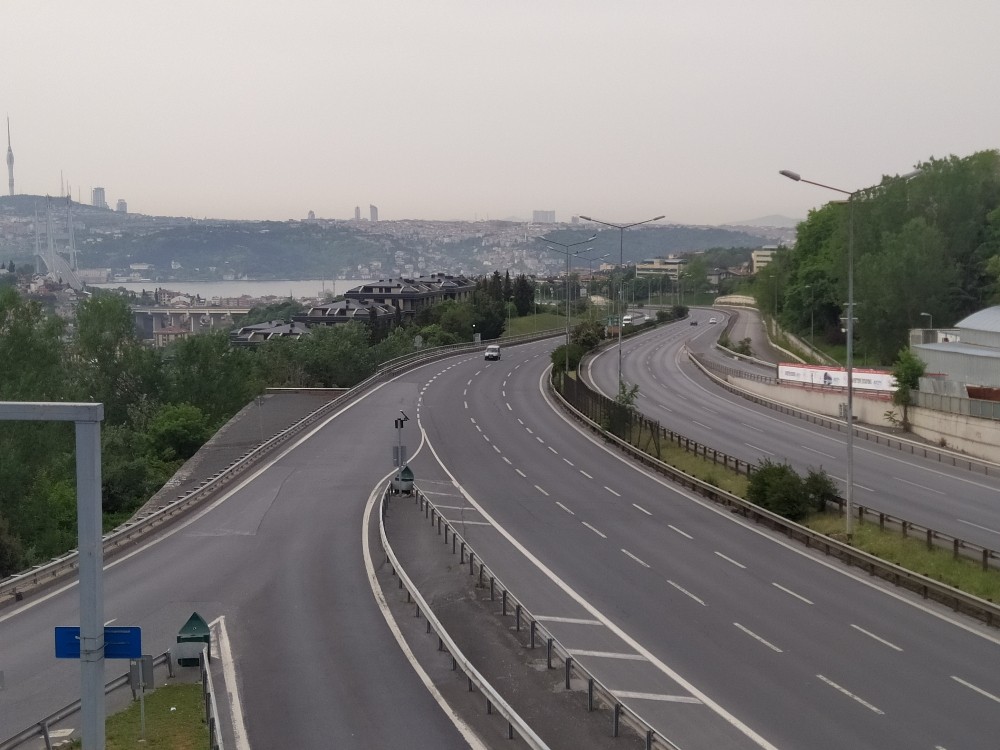 Kısıtlamanın ilk sabahında yollar boş kaldı 