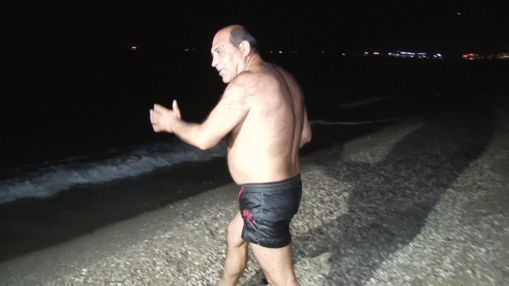 Kısıtlamanın kalkmasının ardından soluğu deniz ve sahilde aldılar 