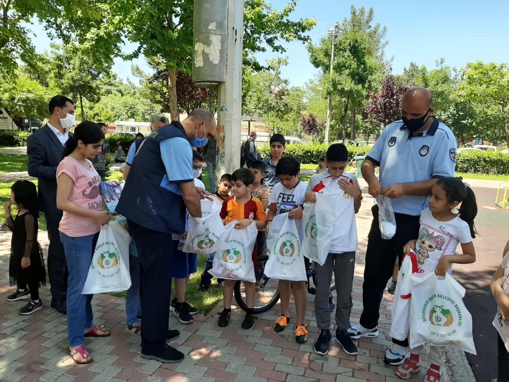 Kısıtlamaya ara verilmesi ile dışarı çıkan çocuklara spor malzemesi hediyesi 