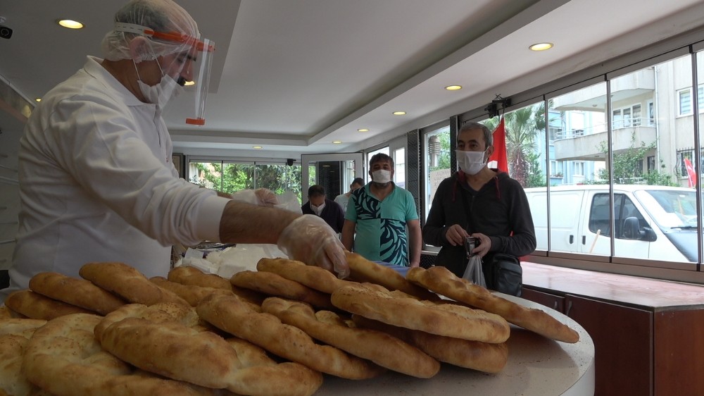 Kısıtlamaya rağmen vatandaşlar Ramazan pidesi kuyruğuna girdi 