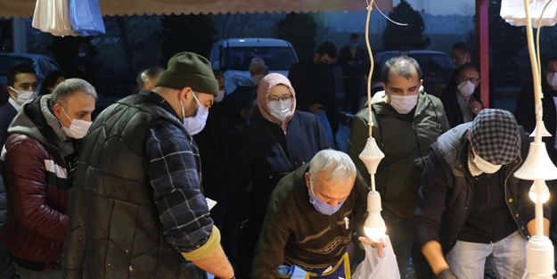 Kısıtlamaya saatler kala vatandaşlar oraya akın etti