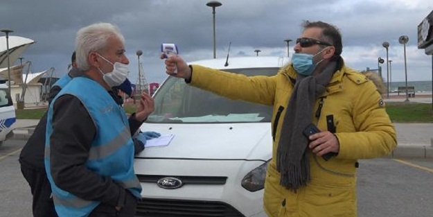 Kısıtlamayı ihlal etti, polislerin ateşini ölçmeye kalktı