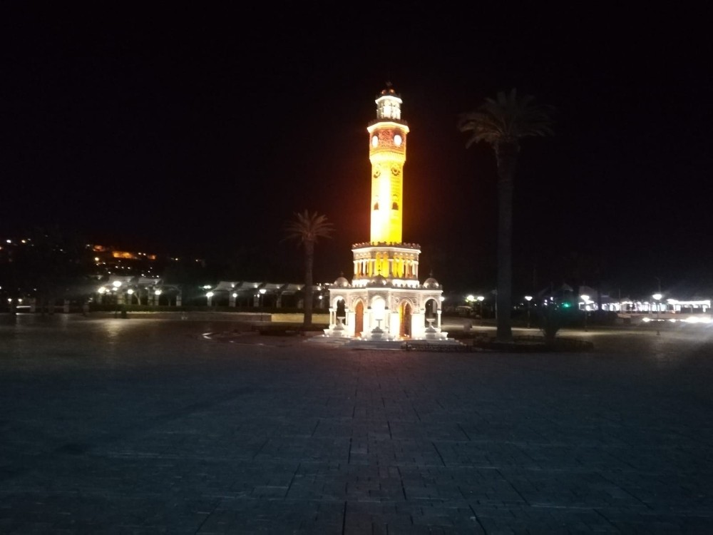 Kısıtlamayla birlikte İzmir’de sessizlik hakim oldu 