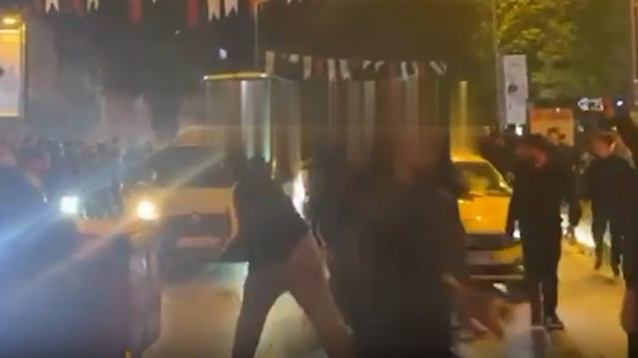 Kıskançlıktan kudurdular: Kadıköy'de Galatasaray taraftarına taşlı saldırı!