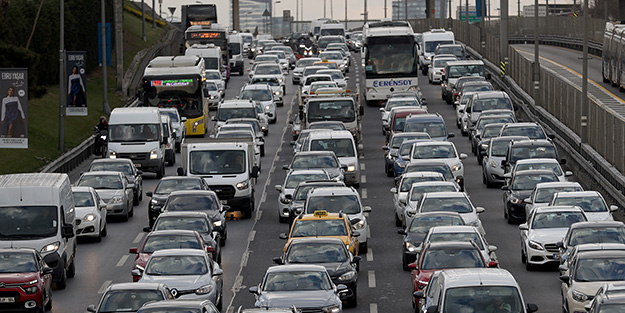 Kısmi kapanmaya saatler kala İstanbul'da trafik yoğun