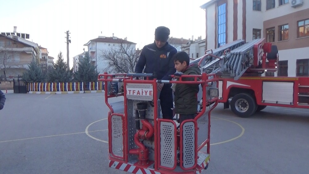 Kitabını almak için geldiği okulunda mahsur kaldı 
