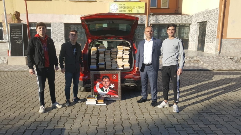 Kitap bağışlayarak meslektaşlarına meydan okudu 