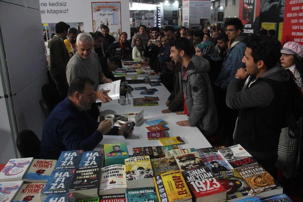 Kitap fuarına ünlü akını 