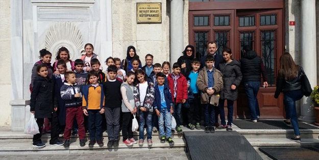 Kitap kurdu çocuklar kütüphaneleri gezdi