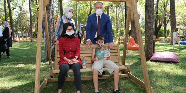 Kitap kurtlarını açık havada buluşturan kütüphane