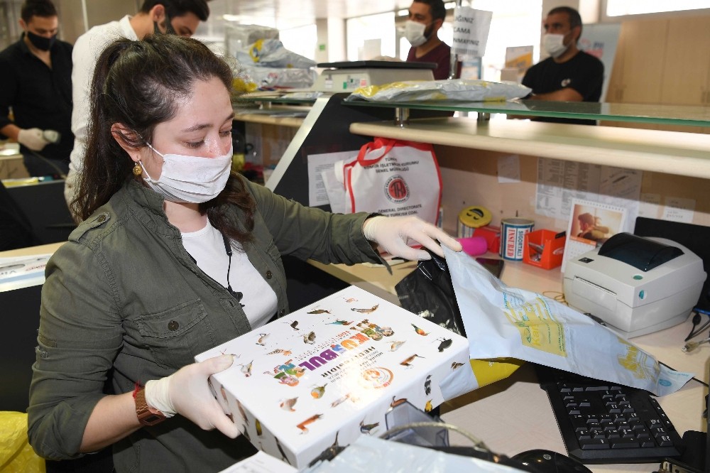 Kitap okuyan 500 çocuğun hediyesi kargoya verildi 