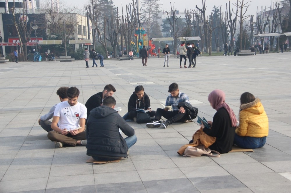 Kitap okuyarak farkındalık yaptılar 