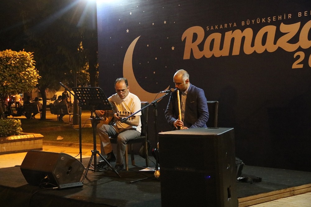 Kitap Sokağı’nda sunulan dinleti vatandaşlardan büyük ilgi gördü 