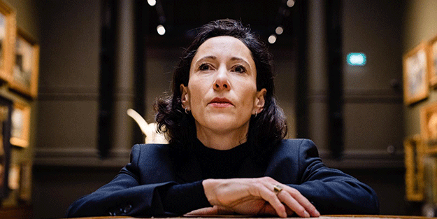 Kitap yazmak için bir aylığına cam odaya kapandı