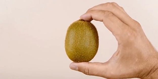 Kivi soymanın en pratik yolu