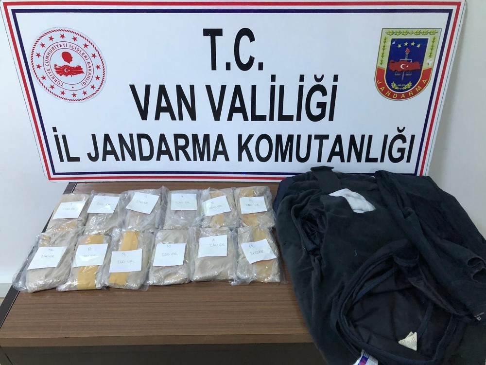 Kıyafet astarına gizlenmiş 3 kilo 100 gram eroin ele geçirildi 