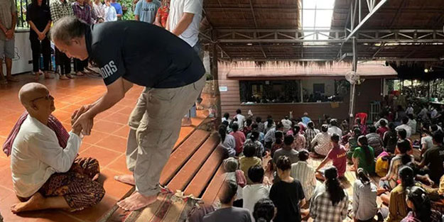 'Kıyamet kapıda' dedi, binlerce insan evini bastı! Sırtındaki kara delik bakın neyi simgeliyormuş