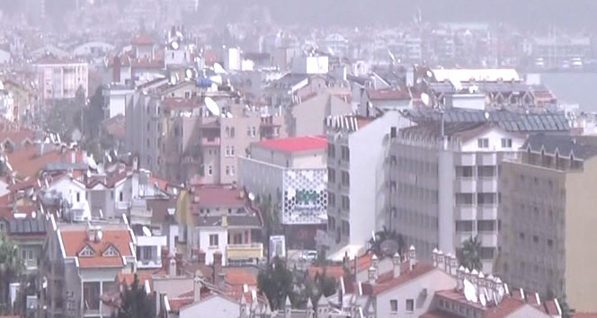 Kıyı Ege'de fırtına sonrası toz bulutu