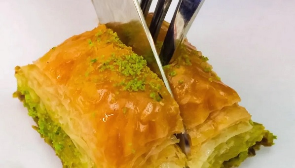 Kıyık kıyır kolay baklava tarifi | Bayram için şipşak baklava nasıl yapılır?