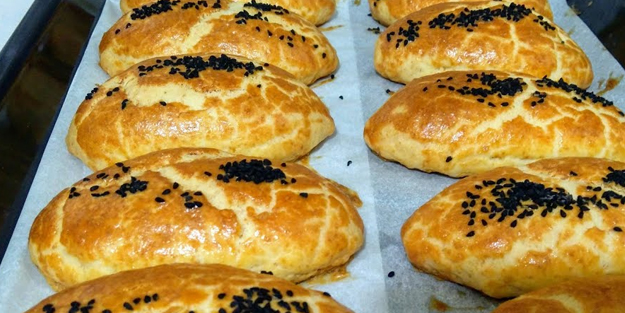 Kıyır kıyır buzluk poğaçası (Mayasız): Poğaça yaparken hamura mutlaka eklemelisiniz! Yumuş yumuş