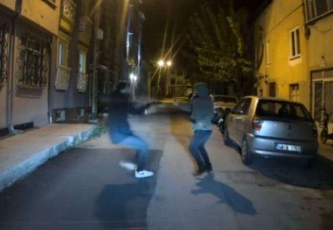 Kız arkadaşını ikna edemeyince çıldırdı! Bıçakla saldırdı!