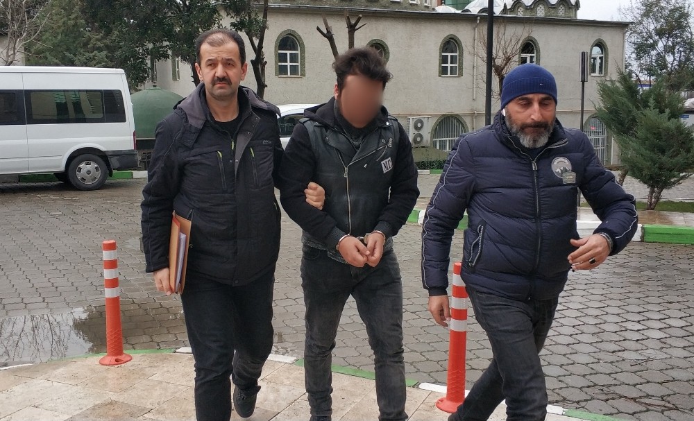 Kız arkadaşının özel fotoğraflarını başkalarına gönderince gözaltına alındı 