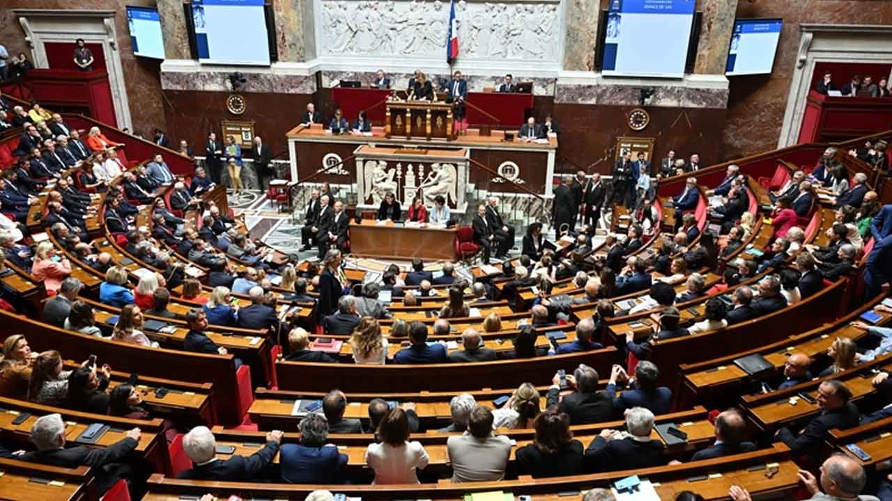 Kız çocuğudur bile demediler! Fransa Meclisi’nde başörtülülere skandal muamele