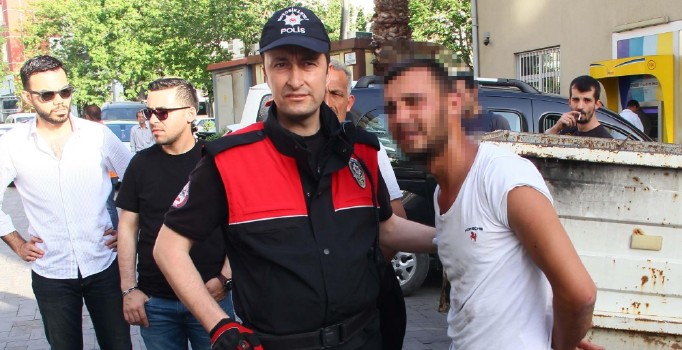 Kız çocuğunu kaçırmaya çalışan adama meydan dayağı