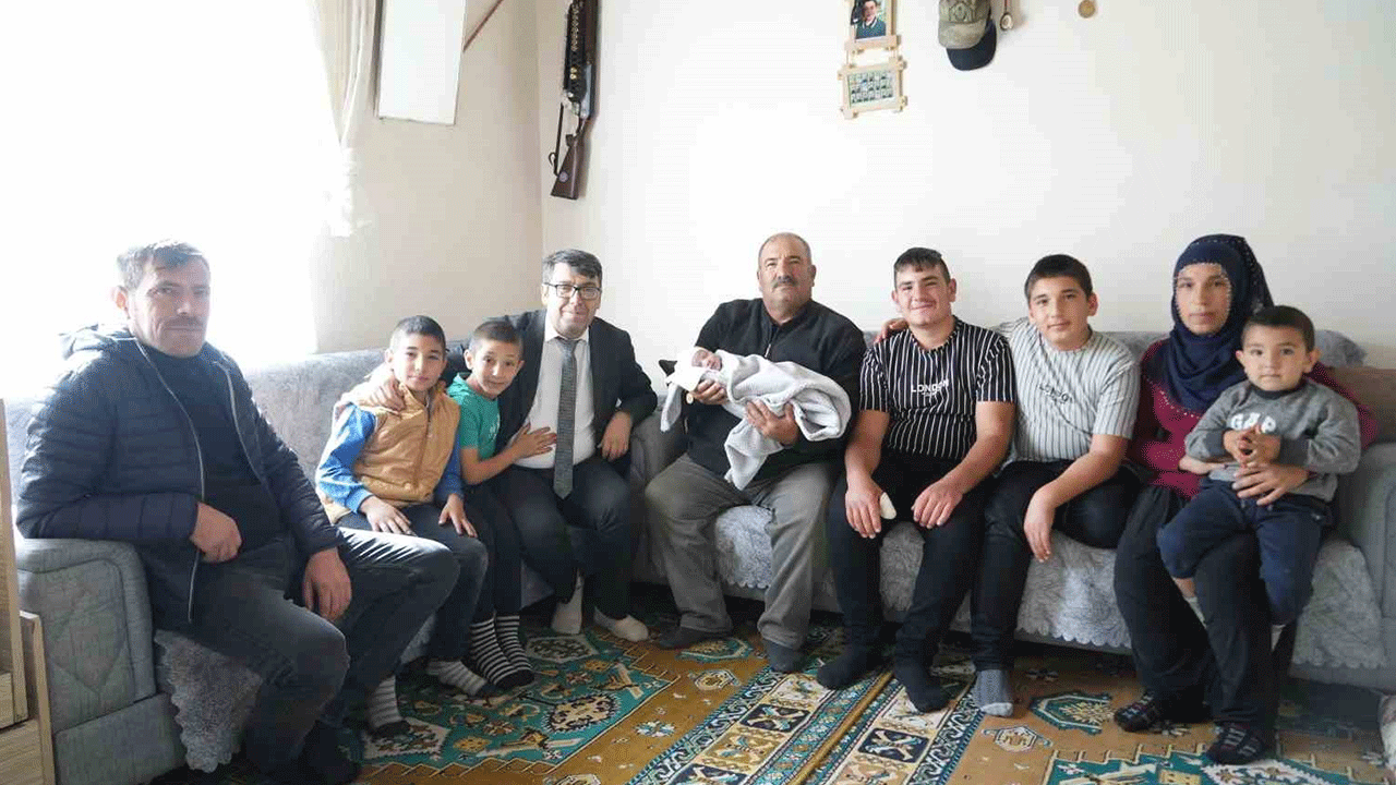 Kız evlat isteyen adamın 11 çocuğu da erkek oldu!