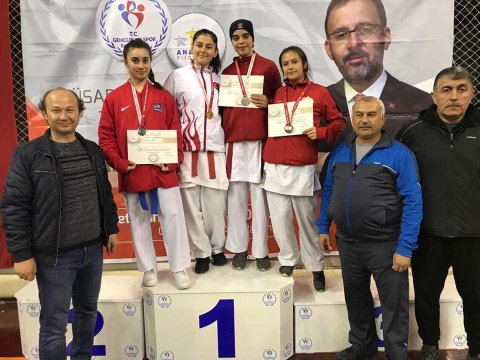 Kız karate takımı Türkiye finallerine katılma hakkı kazandı 