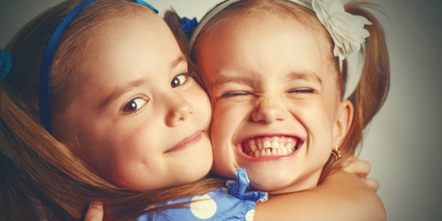 Kız kardeşi olan insanlar daha mutlu!