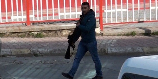 Kız kardeşine kızdı, av tüfeğine sarıldı!