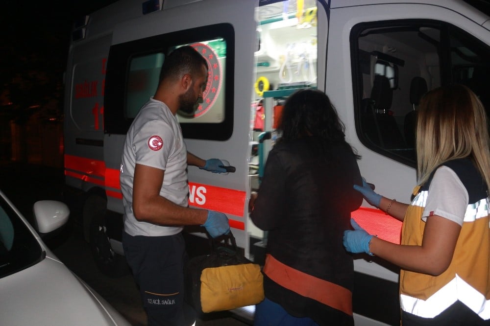 Kız kardeşini sokak ortasında öldüresiye dövüp bıçakladı 