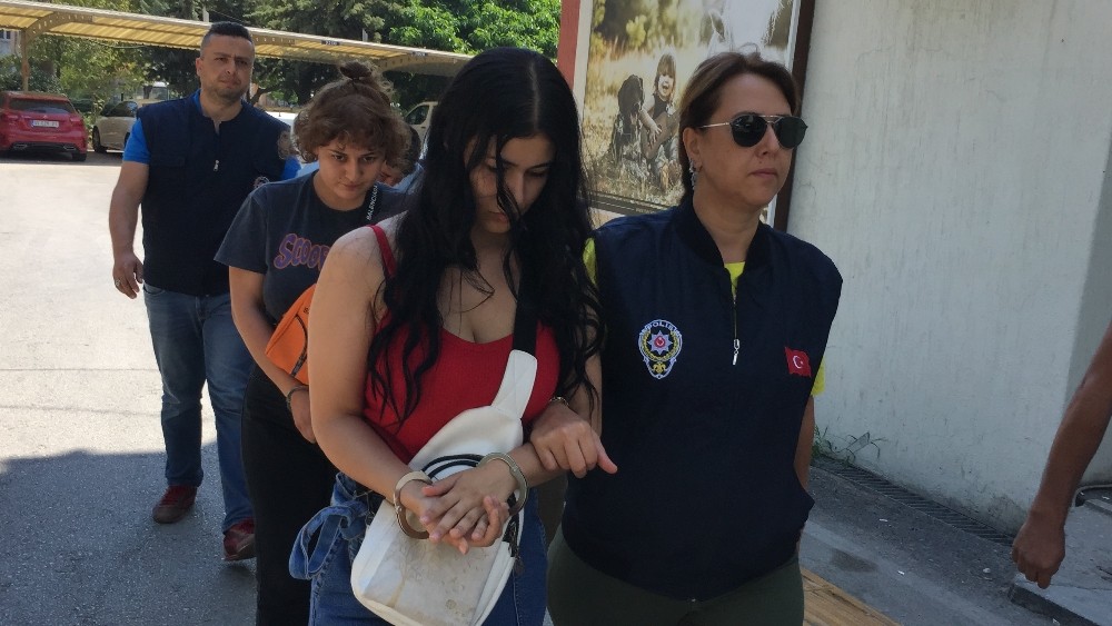 Kız kardeşler sahte altınla dolandırıcılık yaparken yakalandı 