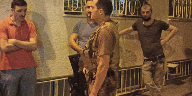 Kız kardeşlerini rehin aldı, polise ateş açtı