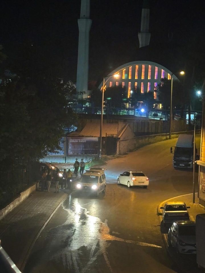 Kız meselesi yüzünden gençler birbirine girdi