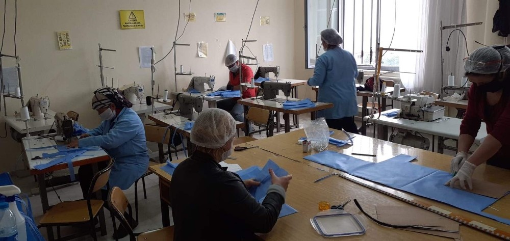 Kız Meslek Lisesi personelinden cerrahi maske üretimi 