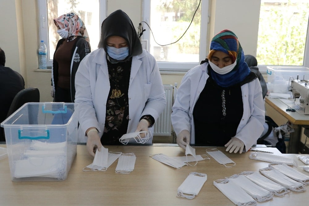 Kız meslek lisesinden günlük 8 bin adet maske 