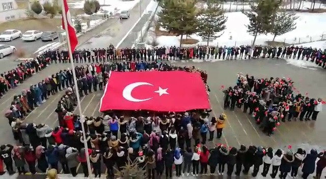 Kız öğrenciler İdlib şehitlerini komando marşı ile andı 