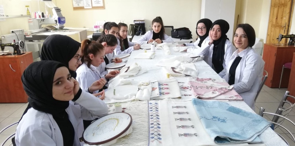 Kız öğrenciler okulu fabrika gibi çalıştırıyor 