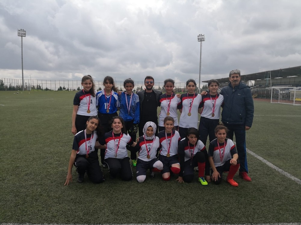 Kız öğrencilerden futbolda büyük başarı 