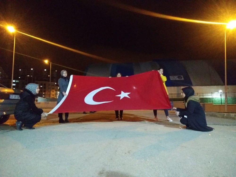 Kız yurdu öğrencileri şehitler için yürüdü 