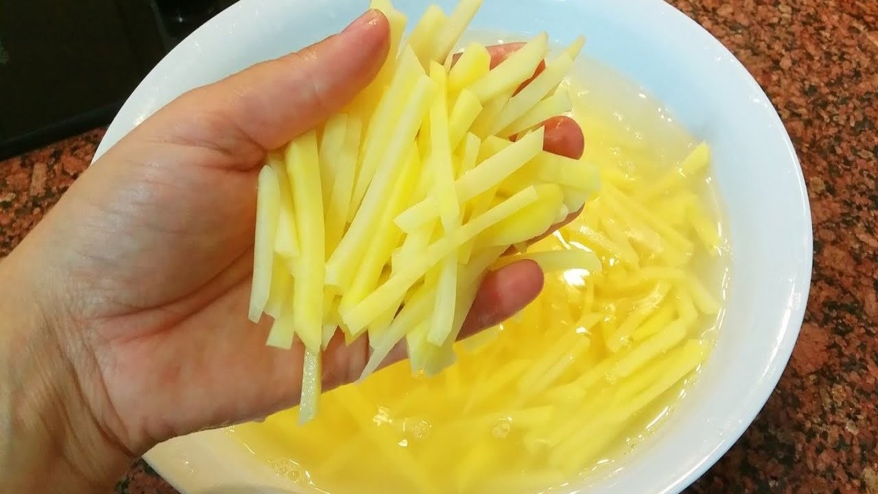 Kızartma yağına 1 veya 2 damla eklediğinizde patatesler çıtır çıtır oluyor ve restoran usulü oluyor!