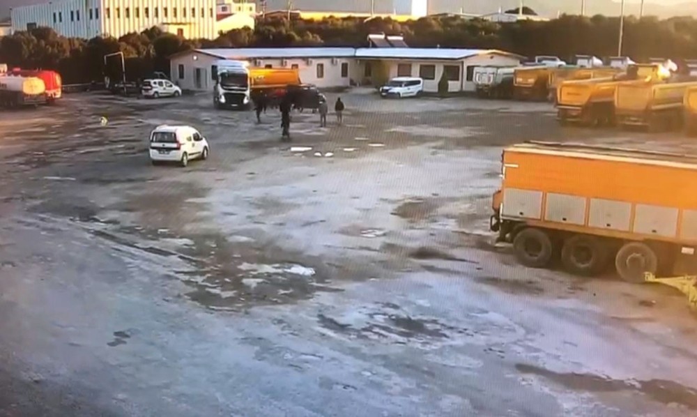 Kızgın şoför tırı mesai arkadaşlarının üzerine sürdü 
