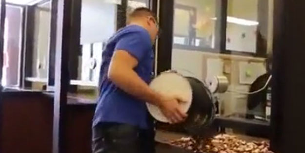 Kızgın sürücü cezayı iki kova bozuk parayla ödedi