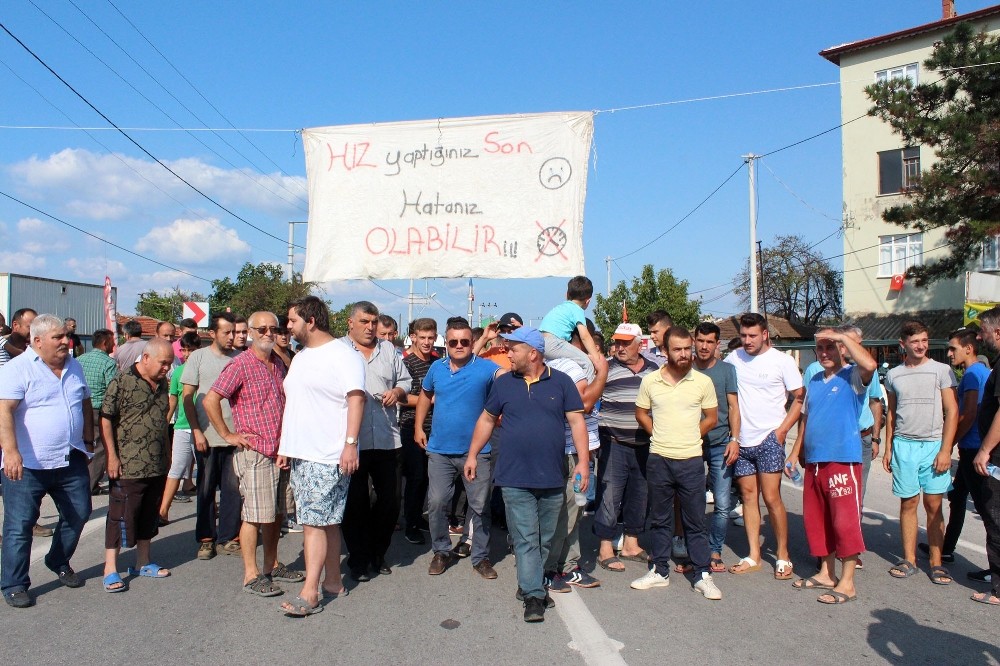 Kızgın vatandaşlar yolu trafiğe kapadı 