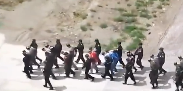 Kızıl Çin suçüstü yakalandı! Zincire bağladıkları Müslüman Uygur Türkleri'ni...